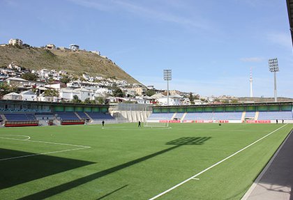 Работа по замене искусственной травы на стадионе Bayil Arena